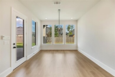 10521 Lake Palmetto Dining
