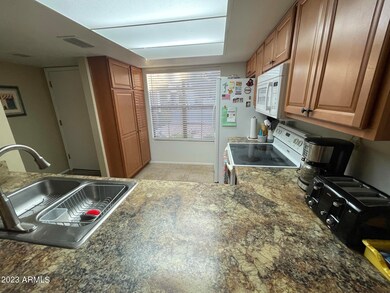 (4) Kitchen