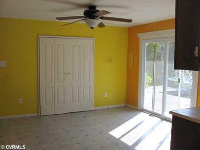 Kitchen - Eat In Area w/Sliding Glass Doors to Dec