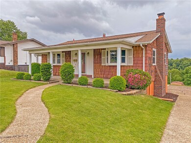 ENJOY THE OUTDOORS ON THIS LOVELY COVERED PROCH!