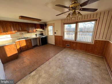 301 Wisewell Ct, Halethorpe, MD 21227 - photo 2