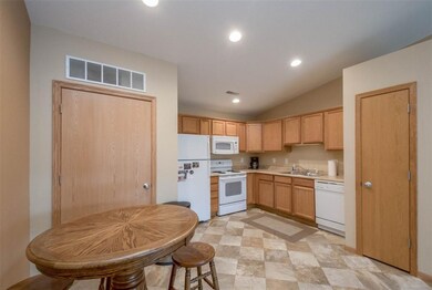3131 Samuel Ct SW unit 11, Cedar Rapids, IA 52404 - photo 3