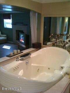 655 Dixon Master Bath Tub