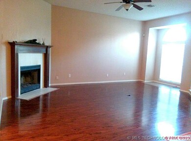 Family Room. High Ceilings & gas starter(fireplace