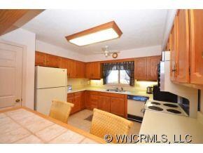 Kitchen w/ breakfast bar