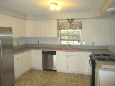 5442 Lisa Cir, Zephyrhills, FL 33542 - photo 5