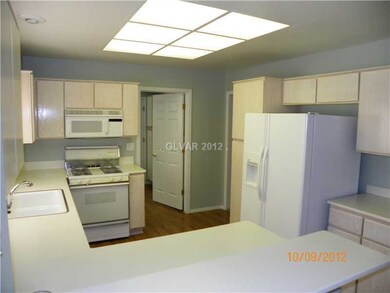 Kitchen. Spacious country kitchen with breakfast b