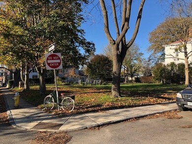 7 Mount Vernon St unit 4, Newport, RI 02840 - photo 2