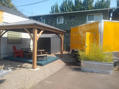 719 Bennett Ave, Medford, OR 97504 - photo 2