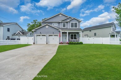 Spacious Front Yard