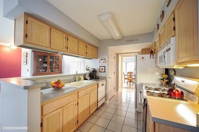 127 Pembroke Cir unit 4D, Lake Bluff, IL 60044 - photo 3