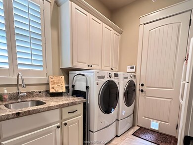 Laundry Room w/ space for fridge