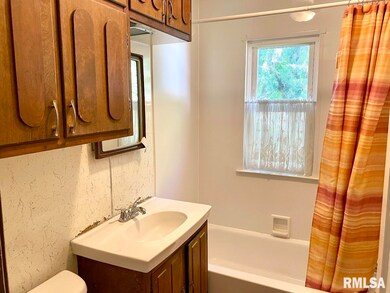 823 N Hamilton St, Lincoln, IL 62656 - photo 7