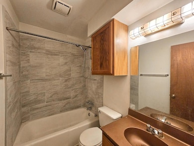 Bathroom with toilet, shower / bathtub combinatio