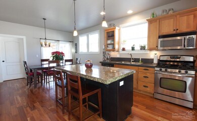 1522 NW Hemlock Ave, Redmond, OR 97756 - photo 3