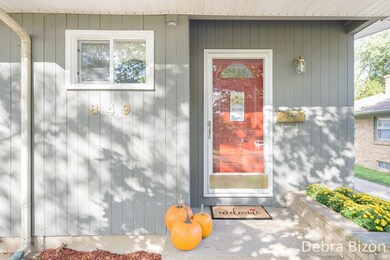 849 N Kentview Dr NE, Grand Rapids, MI 49505 - photo 3