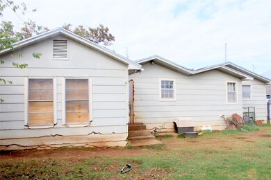 202 N Clear St, San Saba, TX 76877 - photo 2