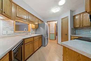 728 Nantucket Dr, Janesville, WI 53546 - photo 4