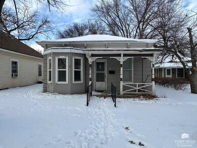 321 E 7th St, Concordia, KS 66901 - photo 3