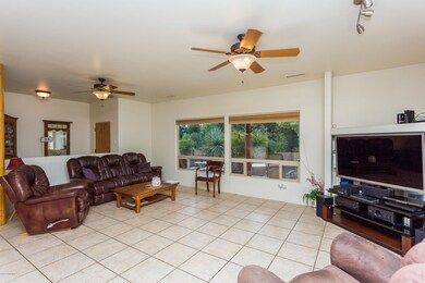 004_Living Room