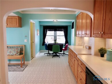 Updated kitchen w/ brand new floor!