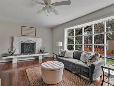 Living Room - Bay/Bow Picture Window with view to Neighborhood Park