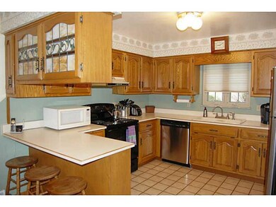 Kitchen. Cheery Oak kitchen with breakfast bar, ce