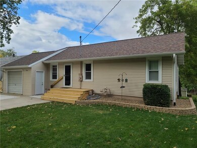214 S 11th Ave W, Newton, IA 50208 - photo 2