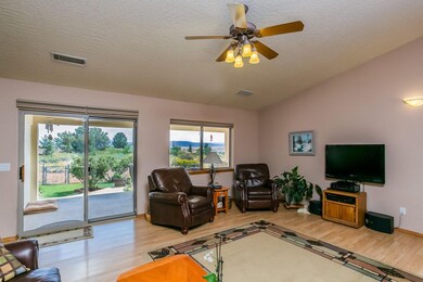 004_Living Room