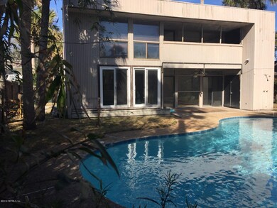 Large, sparkling pool!