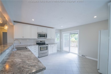 836 Walters Rd, Charleston, WV 25314 - photo 6