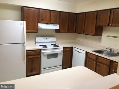 2889 Madeira Ct unit 10, Woodbridge, VA 22192 - photo 2