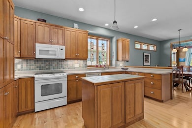 924 E Pondview Ct, Appleton, WI 54913 - photo 2