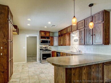 813 S Russell St, Skiatook, OK 74070 - photo 7