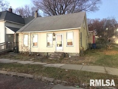 802 W 5th St, Davenport, IA 52802 - photo 2