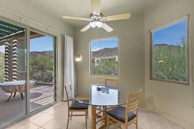 2120 Double Circle Kitchen Eating Area