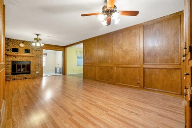 1009 Stadium Dr, Alvin, TX 77511 - photo 4