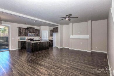 60371 SE Hedgewood Ln, Bend, OR 97702 - photo 3