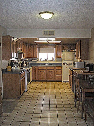 Large open kitchen (1)