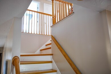 325 Johnny Appleseed Ln, Leominster, MA 01453 - photo 4