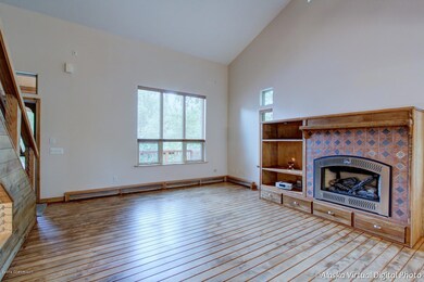 Living Room w Cozy Fireplace