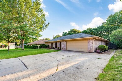 2805 Autumn Dr, Hurst, TX 76054 - photo 3