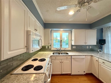 2445 Glass Rd NE, Cedar Rapids, IA 52402 - photo 4