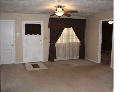 15'7 X 12'5 SPACIOUS LIVING ROOM