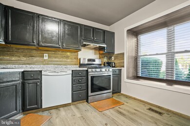 410 Snowflake Cir, Norristown, PA 19403 - photo 5