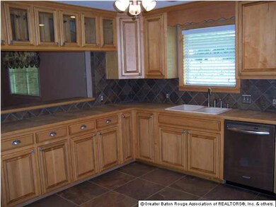 Beautiful custom built cabinents, new stainless ap
