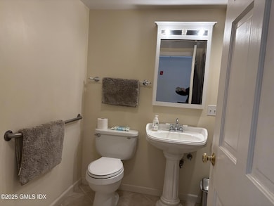 233 Pemberwick bathroom