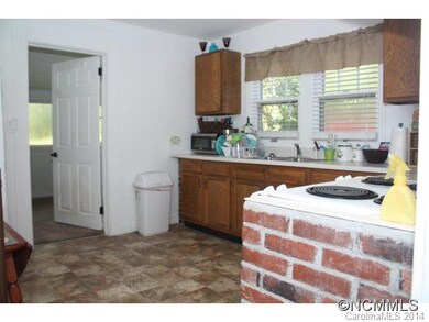 Large Eat-In Kitchen