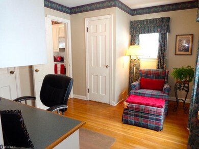 In the study there is a reading nook, built in des