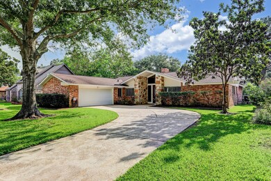 129 Saint Andrews Dr, Friendswood, TX 77546 - photo 2